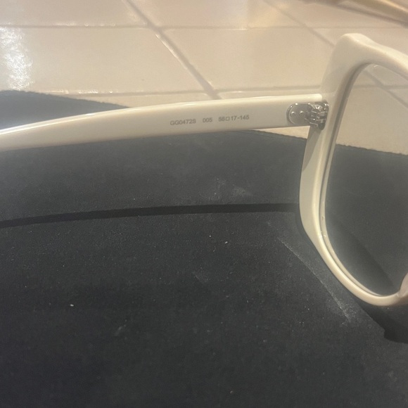 Gucci sunglasses GG04725 Ivory oversized - Picture 4 of 10